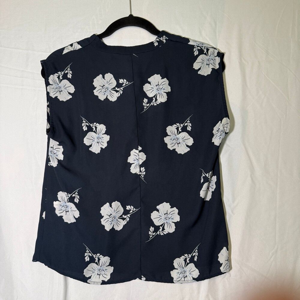 Banana Republic Sleevelss Navy Floral V-Neck Blouse, Size‎ XS Petite - Picture 2 of 4